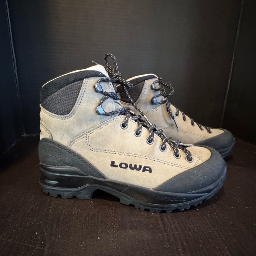 Lowa  mens Tan and Black Hiking Boots  size 7